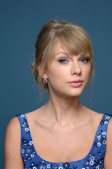 taylor swift without red lipstick.